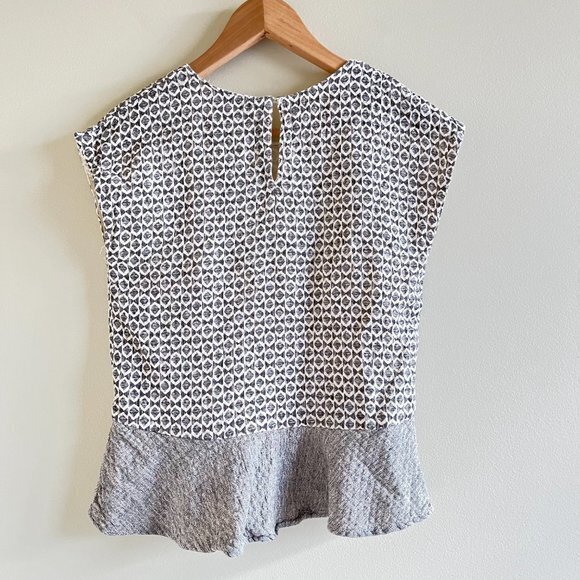 ZARA BASIC Ruffle Hem Top Blouse Womens Size XS Gray Gray Geometric Print - Picture 4 of 5